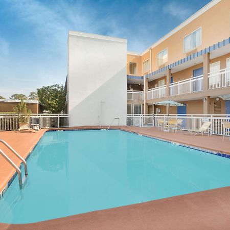 Baymont By Wyndham Savannah Midtown Exterior photo