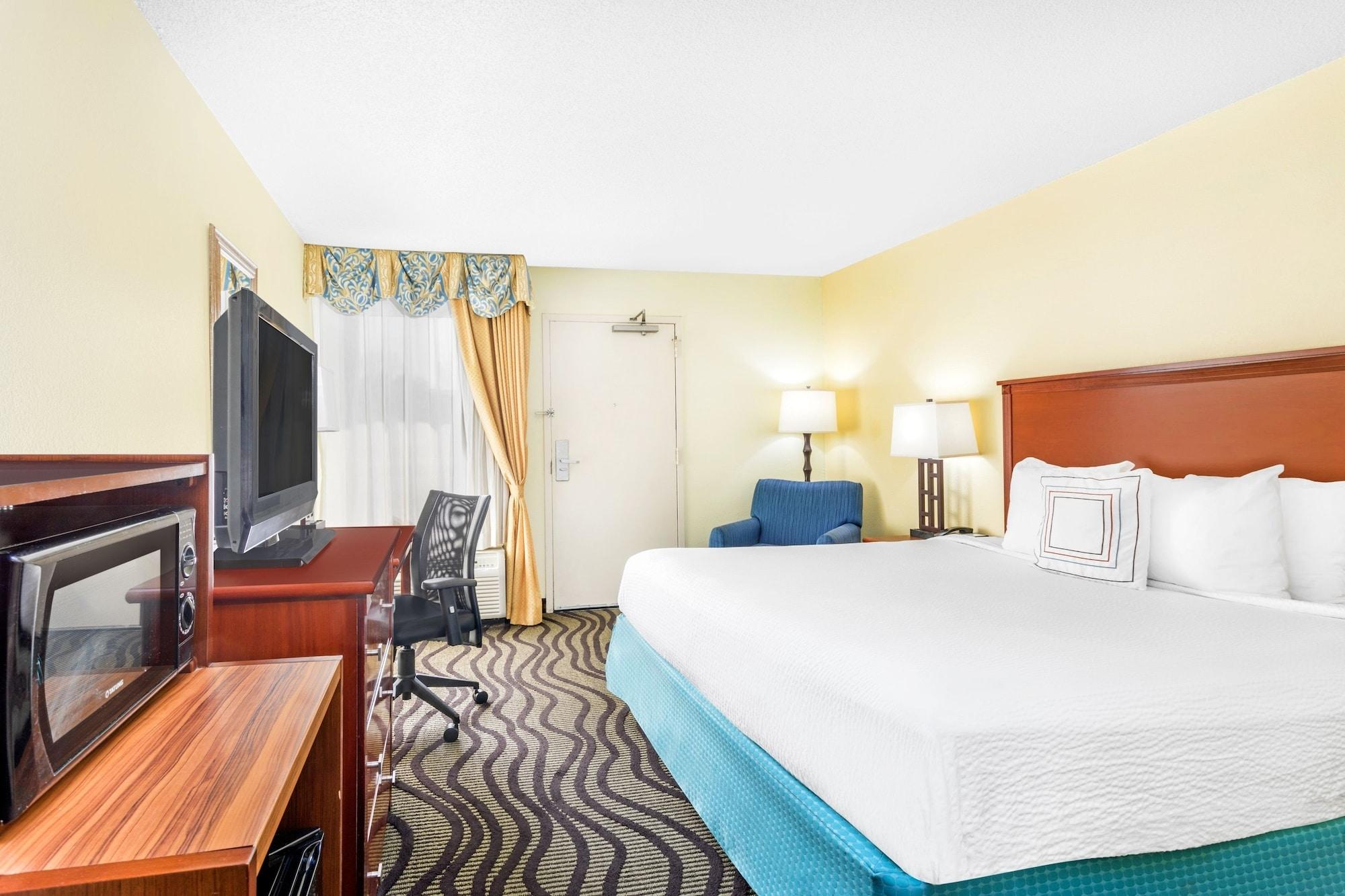 Baymont By Wyndham Savannah Midtown Exterior photo