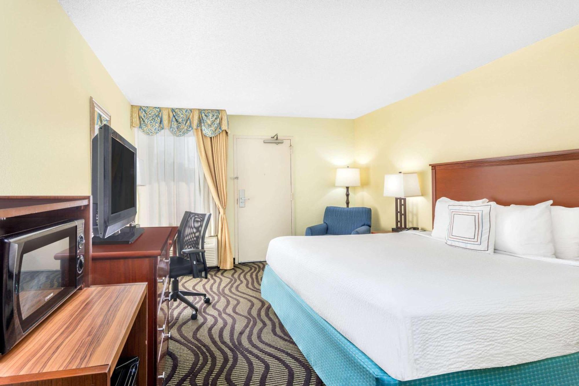 Baymont By Wyndham Savannah Midtown Exterior photo