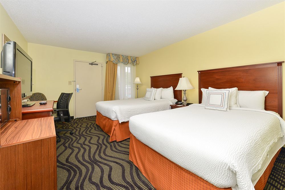 Baymont By Wyndham Savannah Midtown Exterior photo