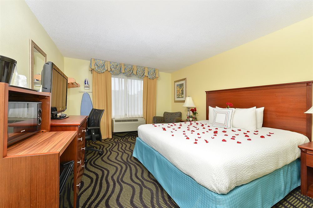 Baymont By Wyndham Savannah Midtown Exterior photo