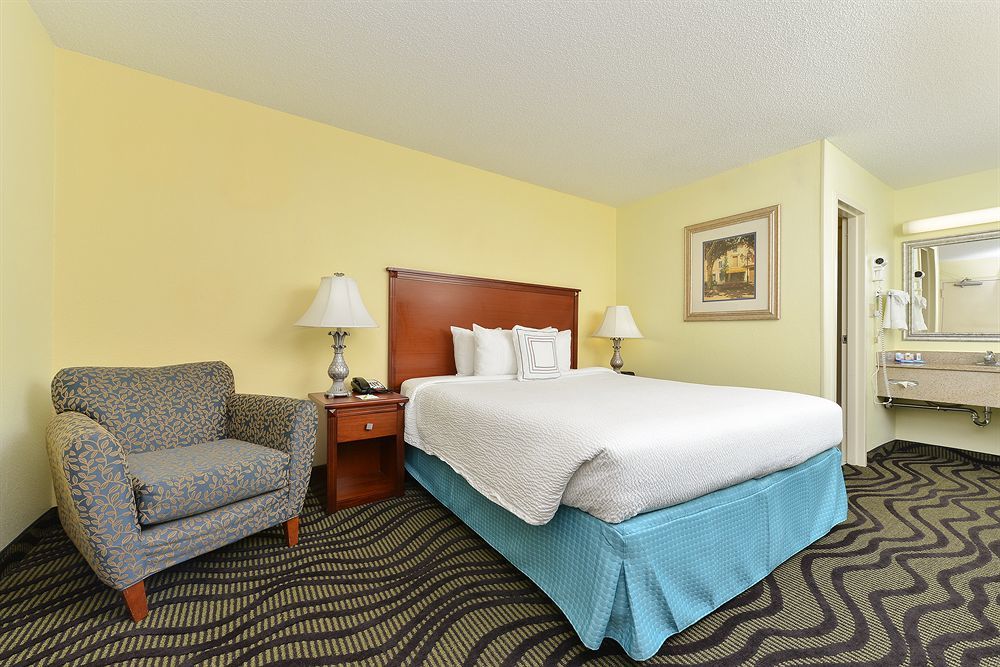 Baymont By Wyndham Savannah Midtown Exterior photo