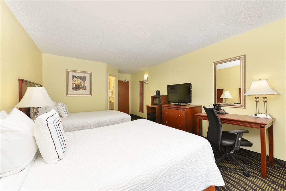 Baymont By Wyndham Savannah Midtown Exterior photo